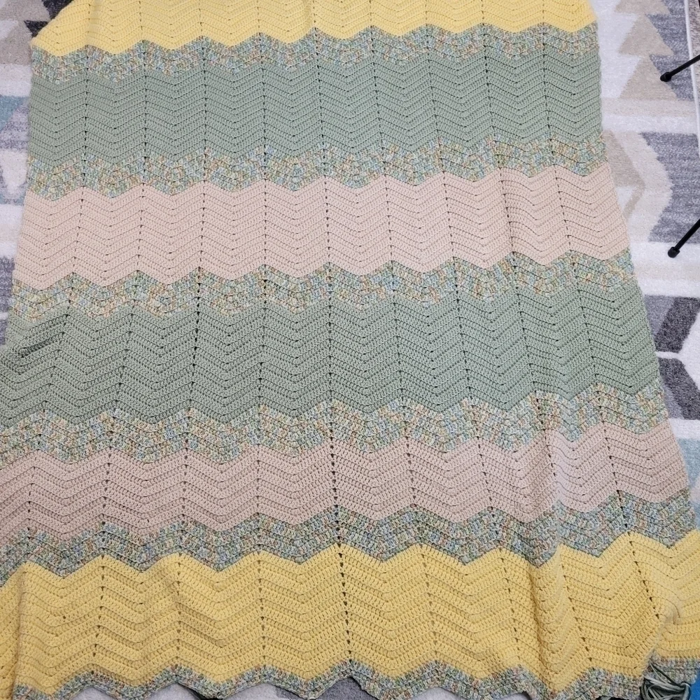 HANDKNIT Chevron stripe Crochet Lap Blanket 48 x 62